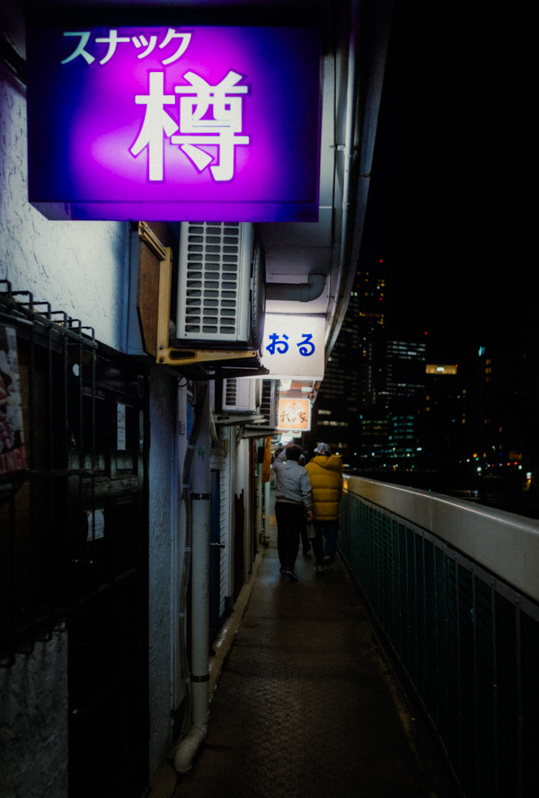 Porta luminosa, street photography a Yokohama